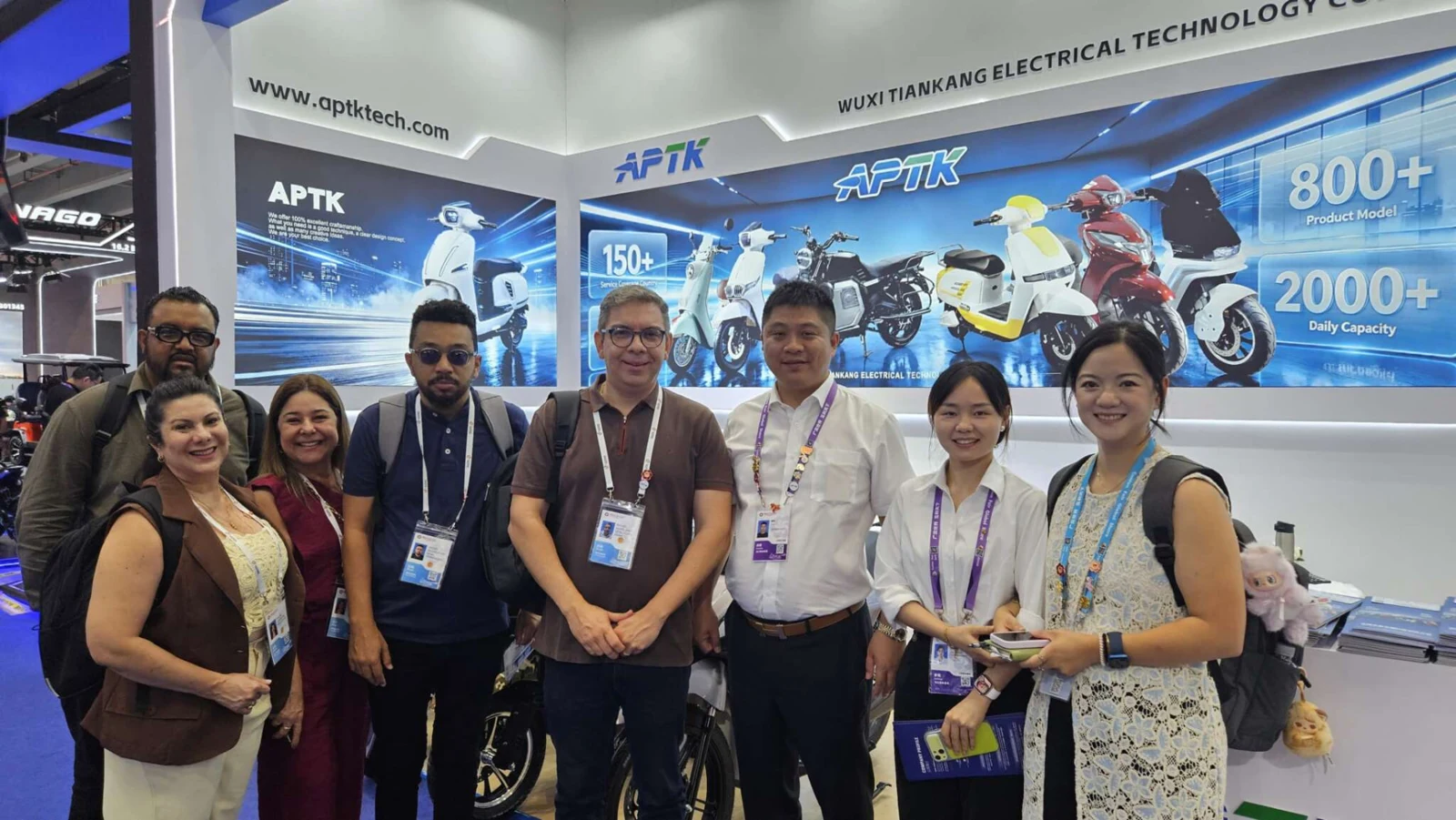 Participantes da missão empresarial em estande de mobilidade elétrica na Canton Fair 2026
