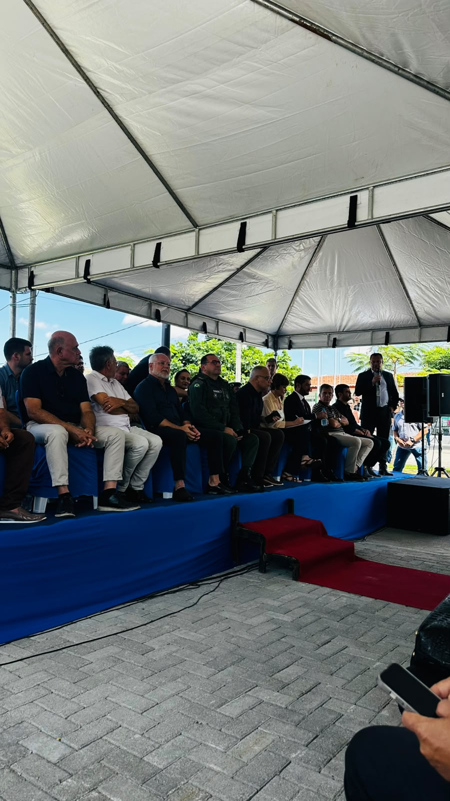 Cerimônia de inauguração do CGI de Tauá com autoridades no palanque.