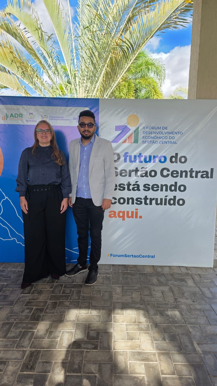 Participantes posam no backdrop do II Fórum de Desenvolvimento Econômico do Sertão Central.