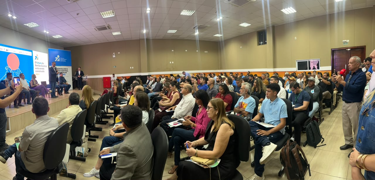 Auditório lotado durante o II Fórum de Desenvolvimento Econômico do Sertão Central, em Quixadá.