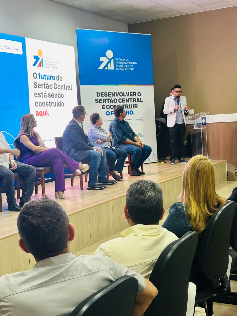 Mediador conduz debate com painelistas no II Fórum de Desenvolvimento Econômico do Sertão Central.