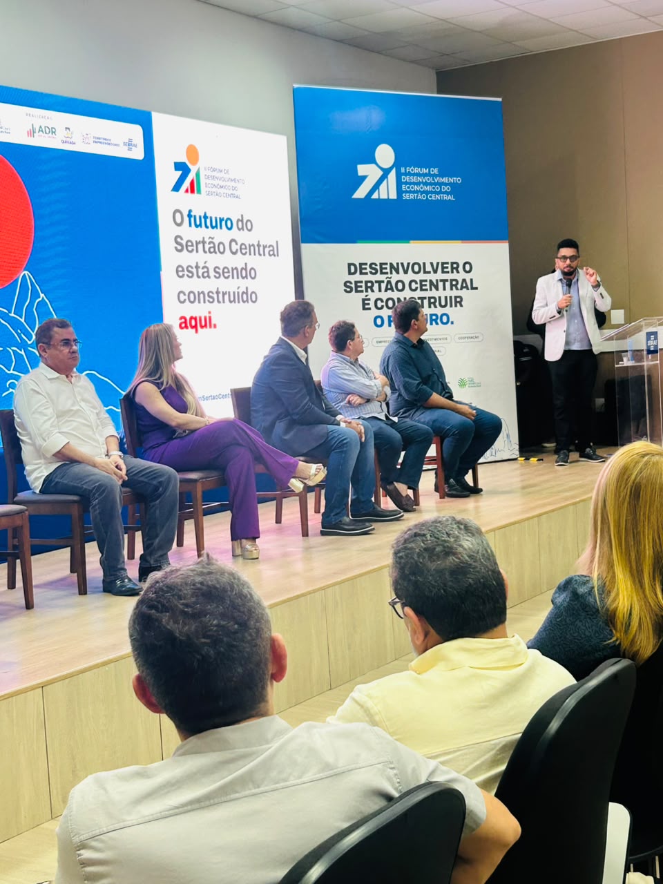 Mediação de painel diante da plateia no II Fórum de Desenvolvimento Econômico do Sertão Central.
