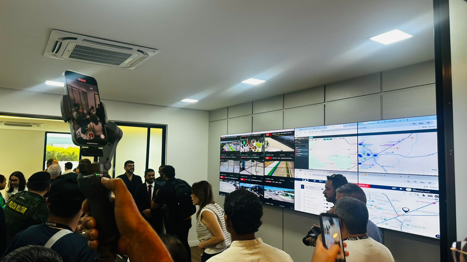 Sala de videomonitoramento do CGI de Tauá durante a inauguração, com telas de câmeras e painéis de despacho.