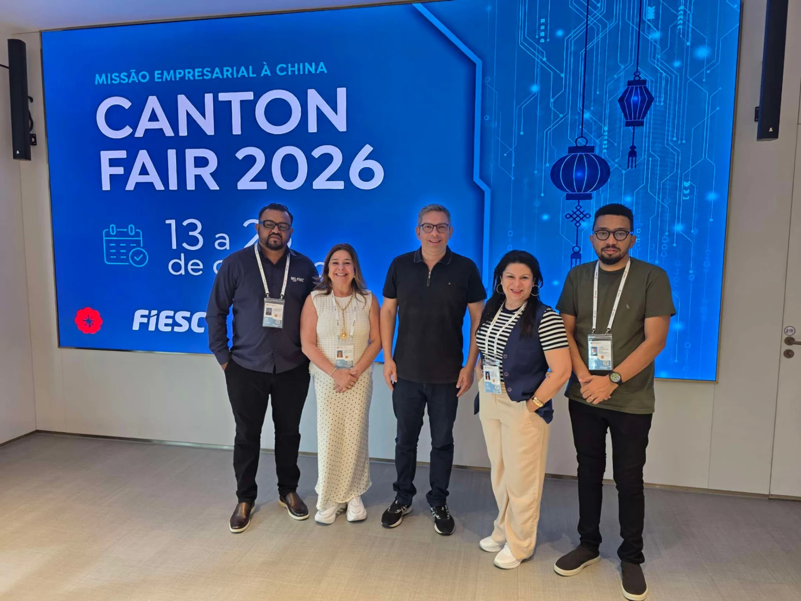 Cinco participantes da missão empresarial à China diante do painel Canton Fair 2026