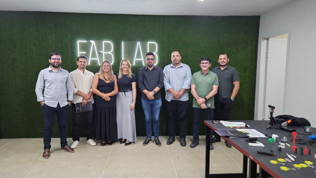 Comitiva do Sertão Central no Fab Lab de Tauá.