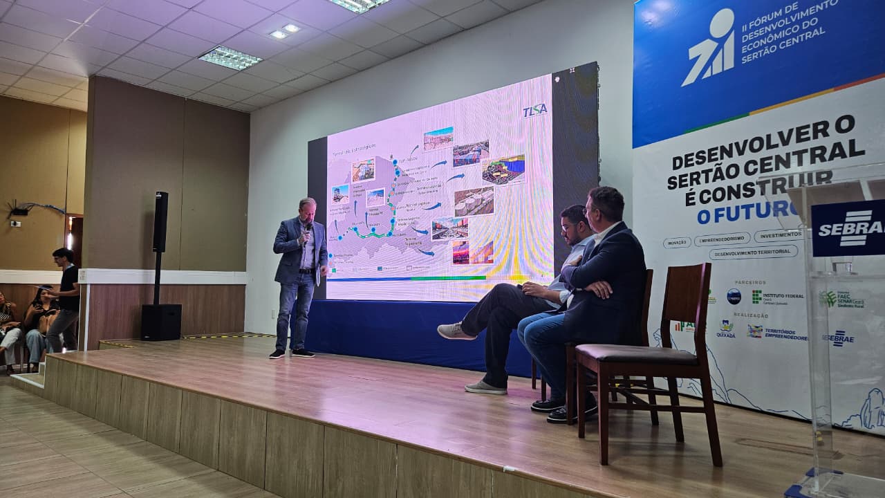 Painel sobre a Ferrovia Transnordestina durante o II Fórum de Desenvolvimento Econômico do Sertão Central, em Quixadá.