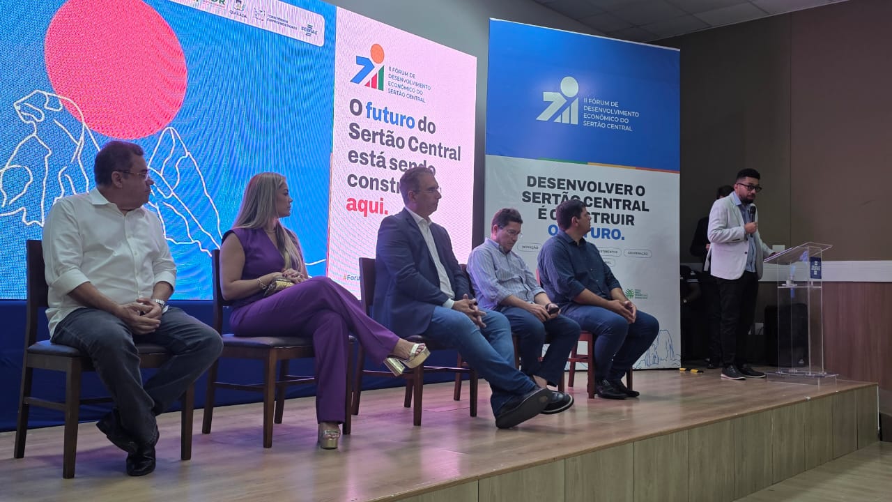 Mesa de painelistas no palco do II Fórum de Desenvolvimento Econômico do Sertão Central, em Quixadá.
