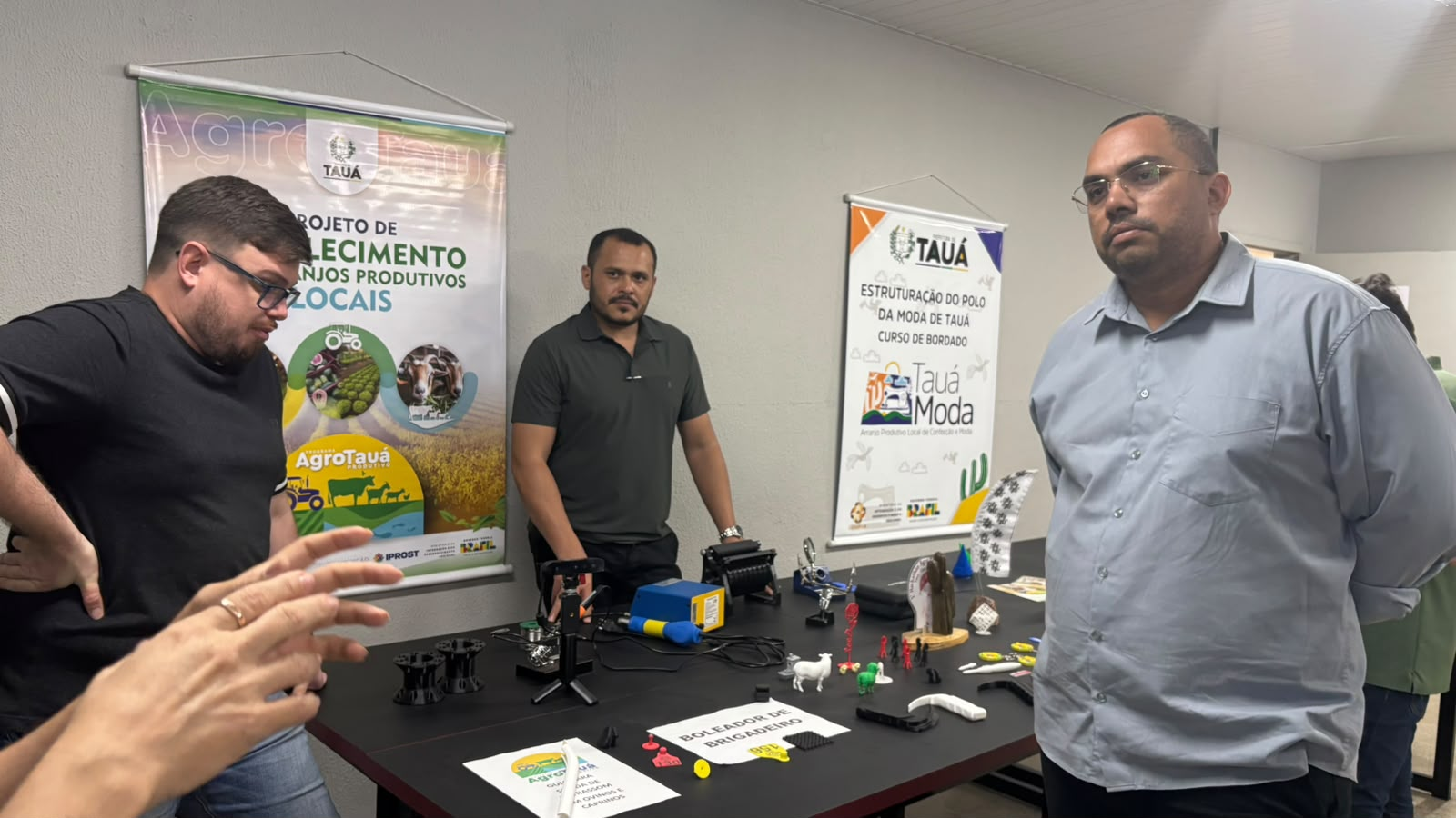 Visita técnica às instalações do Fab Lab de Tauá com apresentação de arranjos produtivos locais.