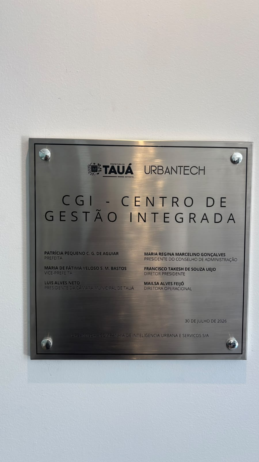 Placa de inauguração do CGI - Centro de Gestão Integrada, Prefeitura de Tauá e Urbantech, 30 de julho de 2026.