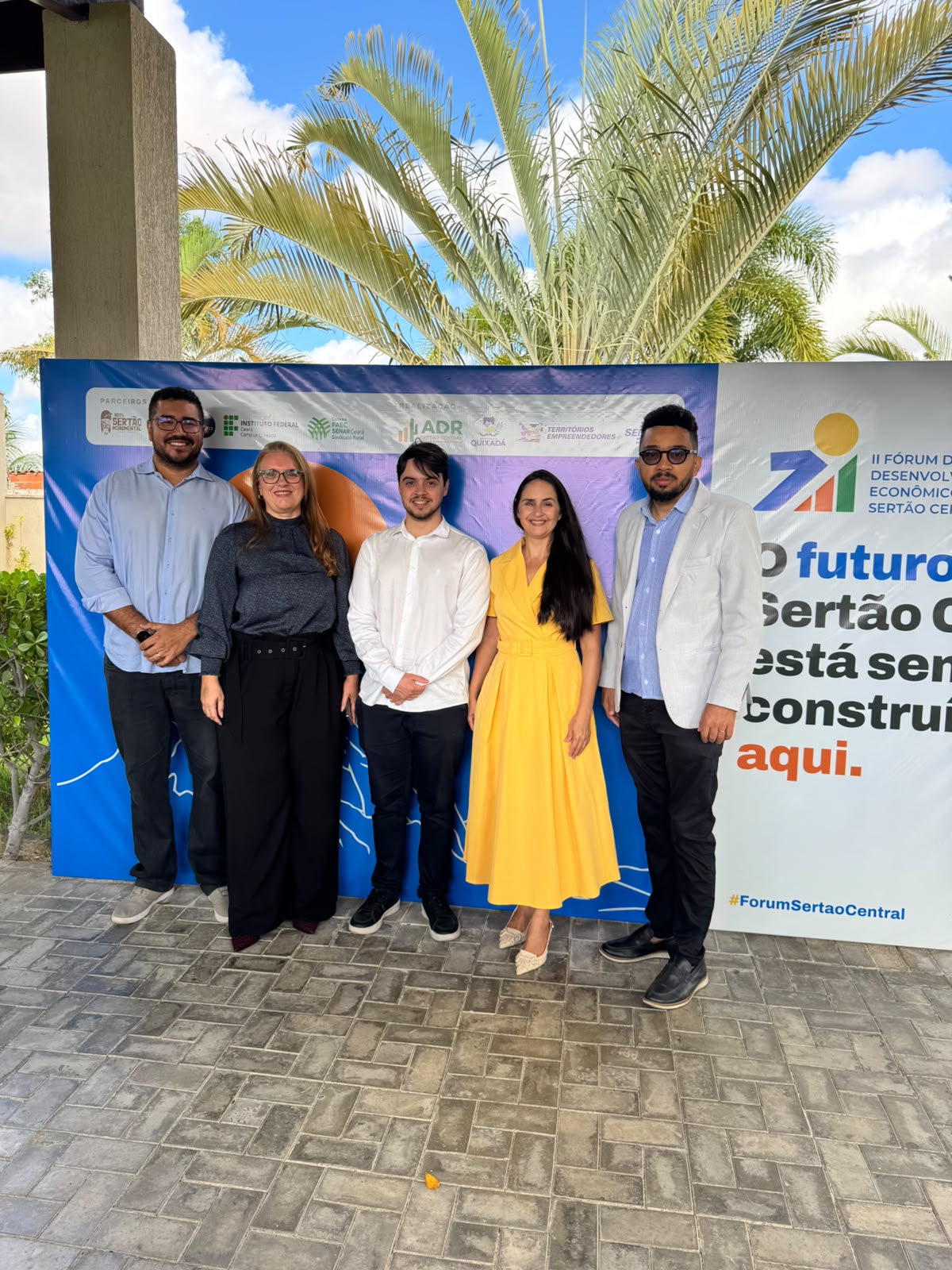 Equipe e parceiros reunidos no backdrop do II Fórum de Desenvolvimento Econômico do Sertão Central.