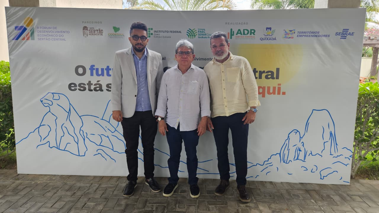 Lideranças no backdrop do II Fórum de Desenvolvimento Econômico do Sertão Central, em Quixadá.