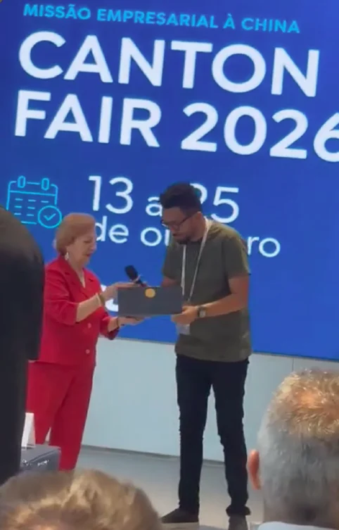 André Ricardo recebe homenagem diante do painel da Missão Empresarial à China — Canton Fair 2026