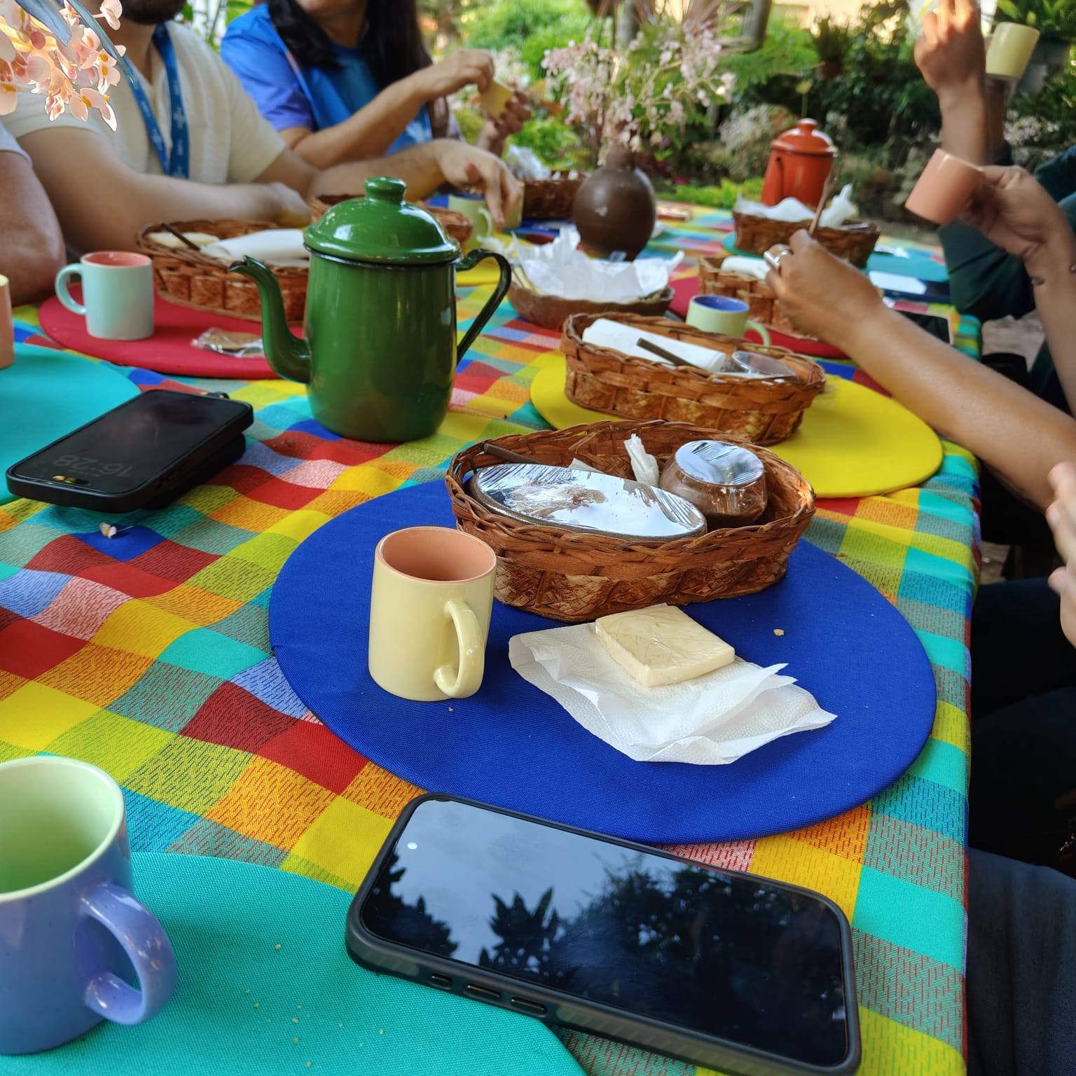 Mesa posta do centenário Sítio São Luís, em Pacoti, com o café da colônia.
