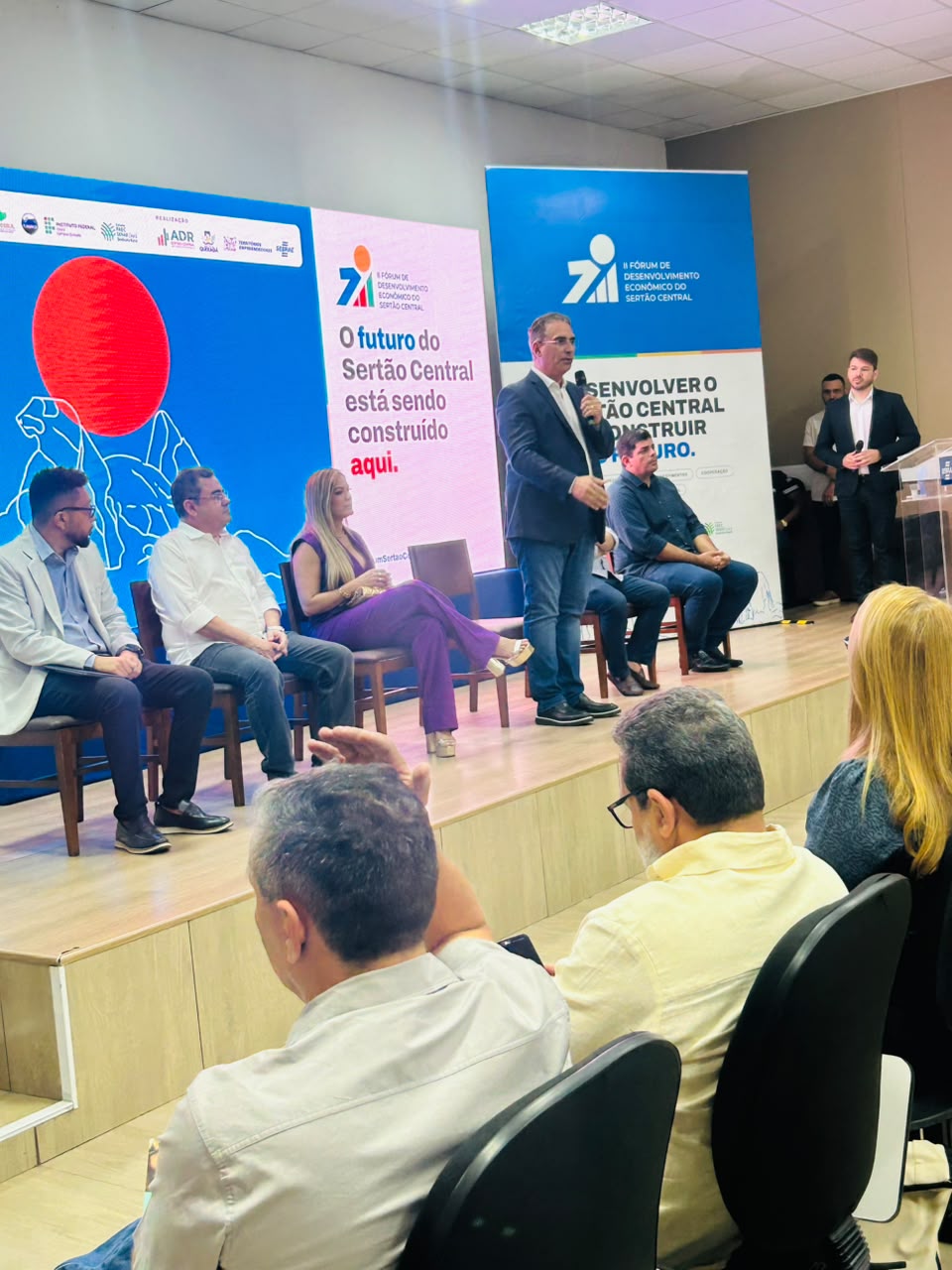 Palestrante fala ao microfone durante painel do II Fórum de Desenvolvimento Econômico do Sertão Central.
