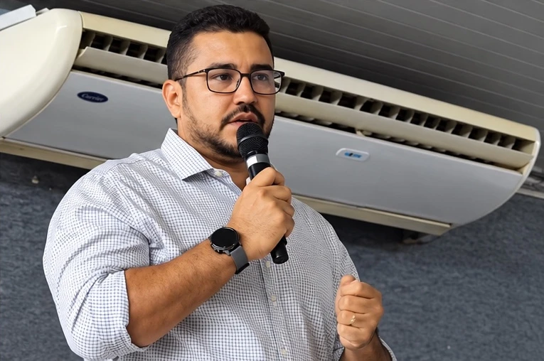 Cleverson Carlos, gerente regional do Sebrae no Sertão Central, durante pronunciamento no lançamento da 8ª Copa Leite