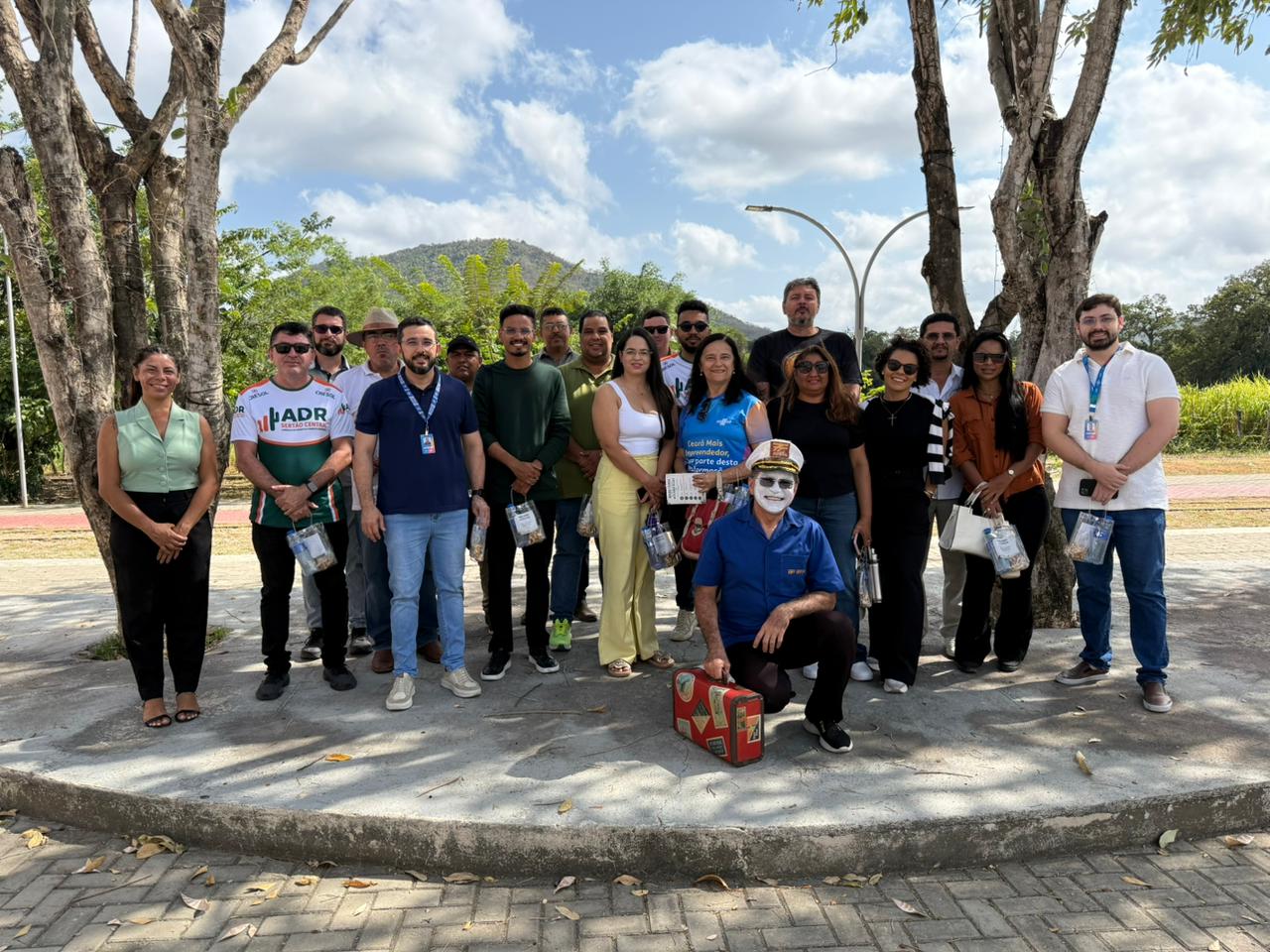 Grupo da missão técnica com o Capitão do Mato durante a experiência da Rota Verde do Café.