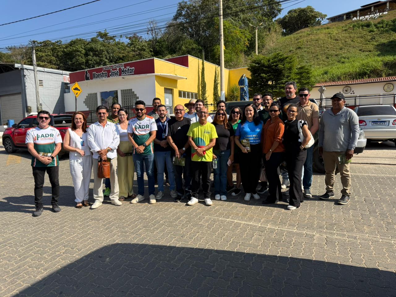 Grupo da missão técnica reunido em frente ao Centro Cultural Maestro José Heitor.