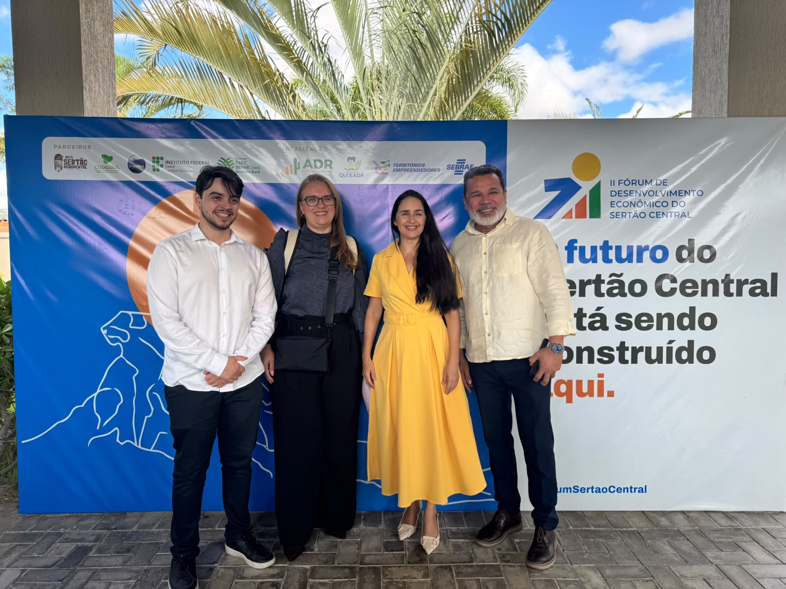 Grupo de lideranças no backdrop do II Fórum de Desenvolvimento Econômico do Sertão Central, em Quixadá.