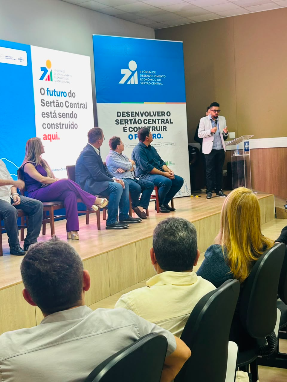 Painel de debates com lideranças regionais no II Fórum de Desenvolvimento Econômico do Sertão Central.
