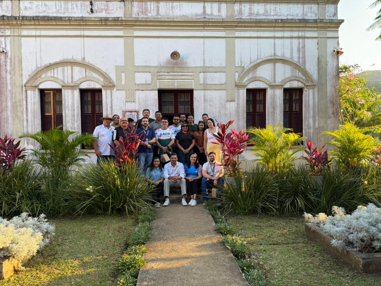 Grupo da missão técnica em frente à casa sede histórica do Sítio São Roque, em Mulungu.