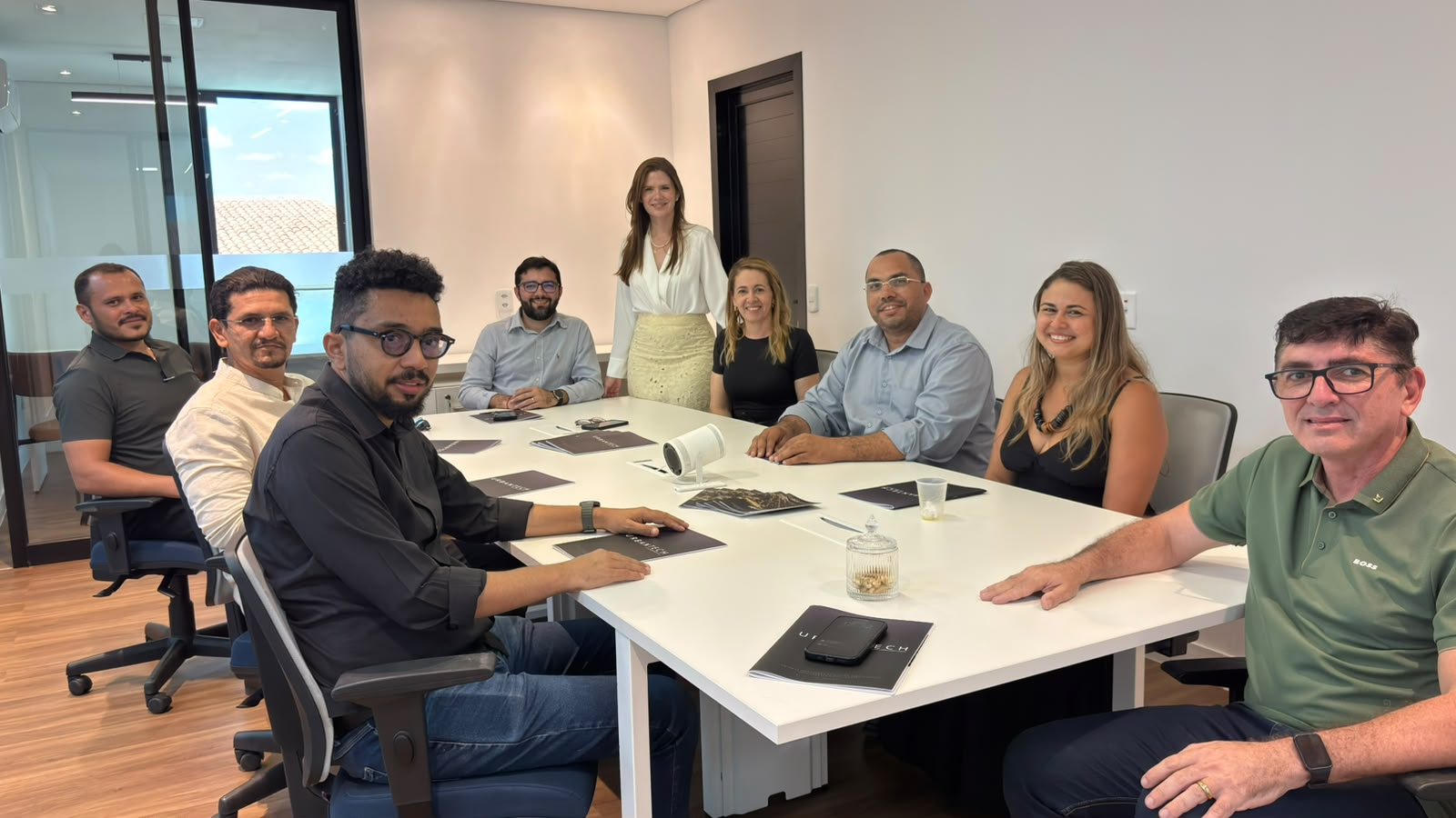 Reunião da comitiva do Sertão Central com a equipe da Urbantech em Tauá.