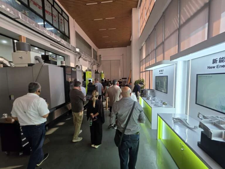 Comitiva percorre área de exposição de equipamentos e tecnologias na China