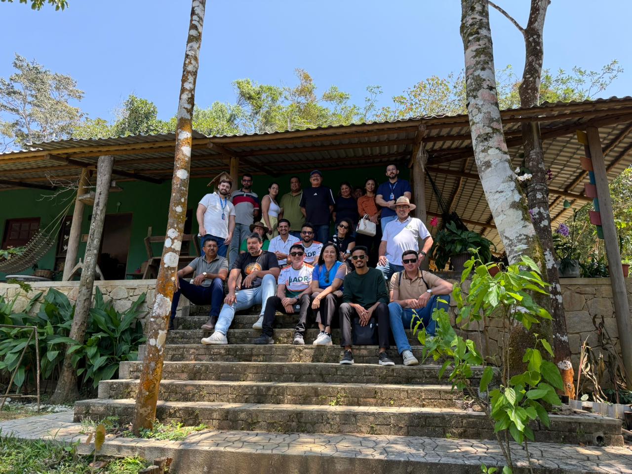 Participantes da missão técnica reunidos na escadaria do centenário Sítio São Luís, em Pacoti.