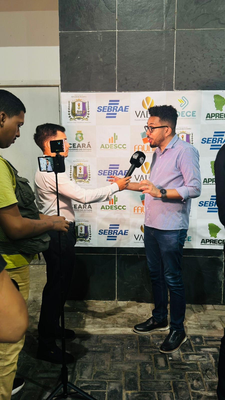Cobertura jornalística durante a Assembleia Geral dos associados em Senador Pompeu, marco da aprovação da nova identidade ADR Sertão Central.