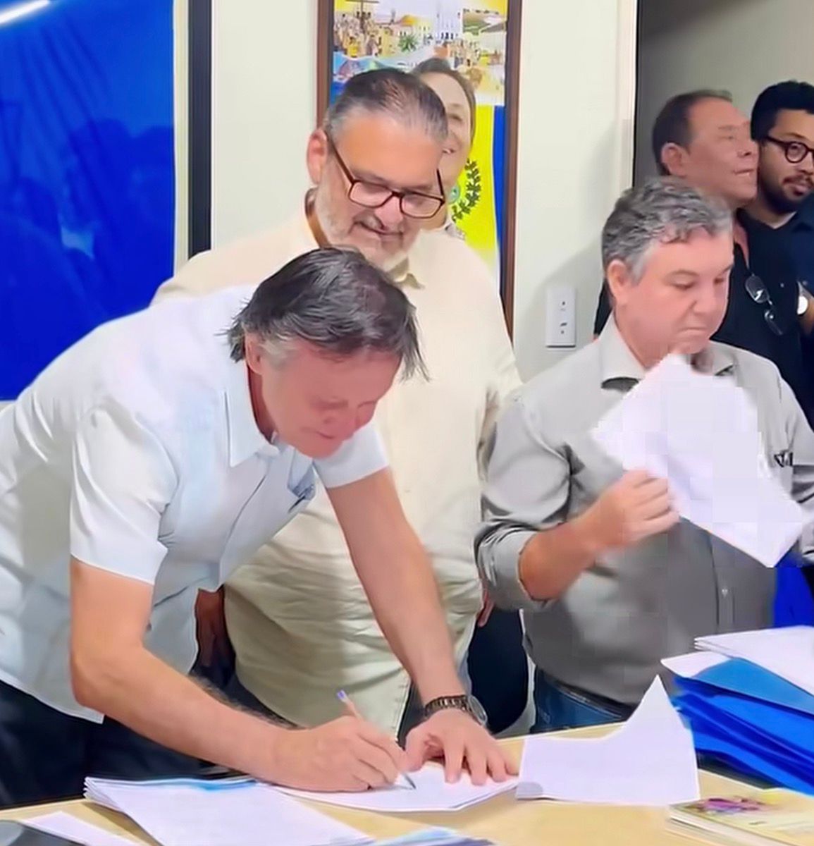 Antônio Teixeira, da Magnésio do Nordeste Ltda, assina o protocolo de início das obras da nova unidade industrial em Quixeramobim — Sertão Central Cearense.