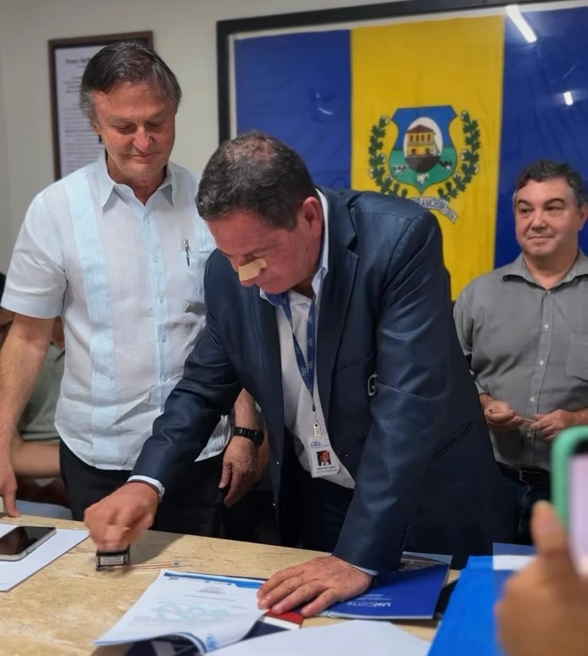 Autenticação oficial do protocolo de início das obras da fábrica de peças automotivas em magnésio, durante cerimônia institucional em Quixeramobim — Sertão Central Cearense.
