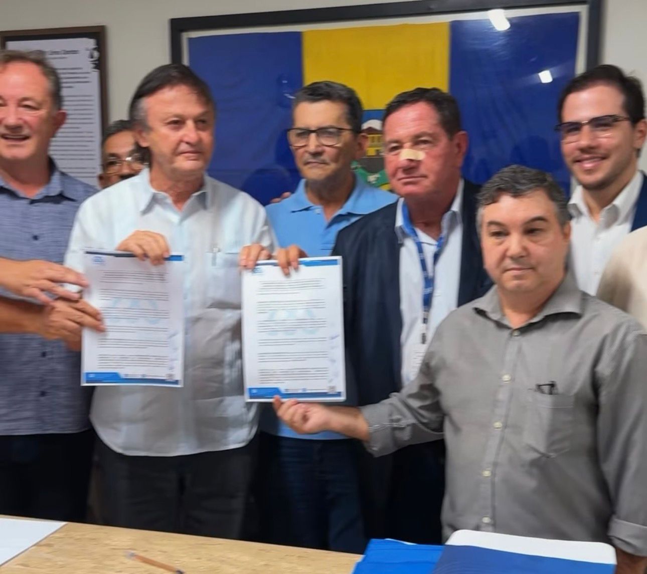 Lideranças institucionais e empresariais exibem o protocolo assinado para início das obras da fábrica de peças automotivas em magnésio, em Quixeramobim — Sertão Central Cearense.