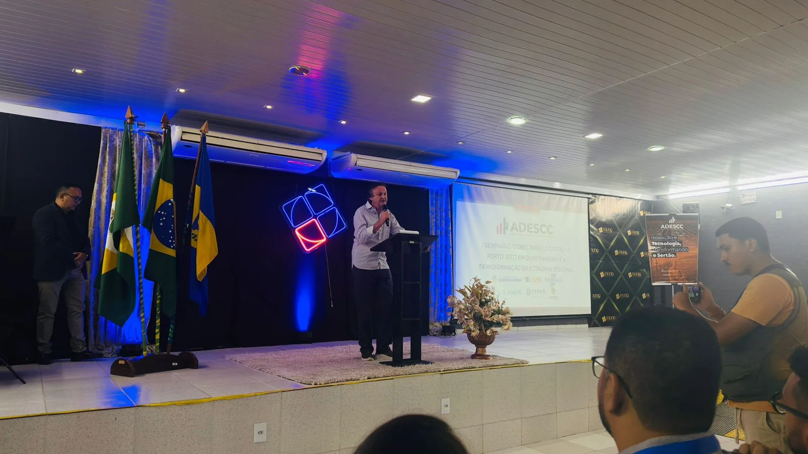 Prefeito anfitrião Cirilo Pimenta discursando na abertura do seminário